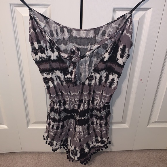 SUPER CUTE ROMPER! - Picture 3 of 6